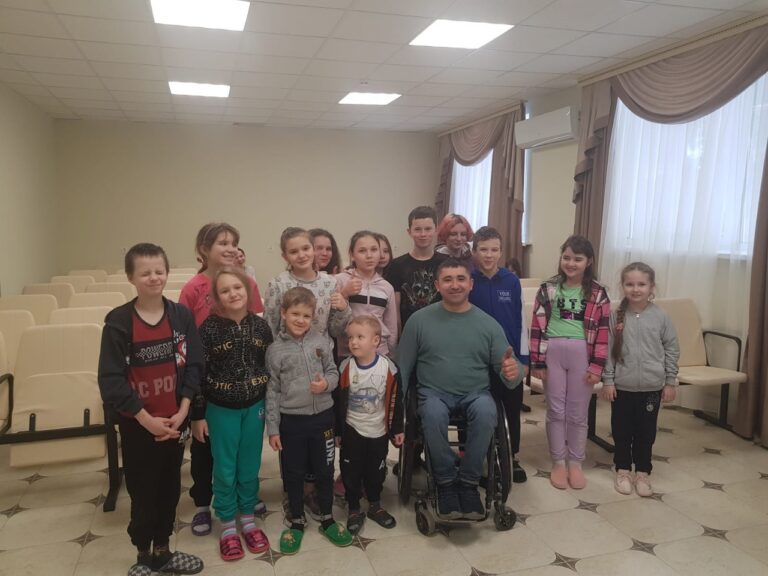 Состоялась теплая и душевная встреча председателя «Новой вершины» Игоря Ушакова с детьми из приграничных районов Курской области.